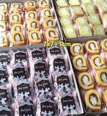 Kreasikan resep bolu gulung jeruk untuk jadi hantaran lebaran yang tampil beda untuk keluarga. Jual Plastik Kemasan Kue Roti Bolu Gulung Potong Rollcakes Slice Mix Pink Kab Malang Premium Golden Tokopedia