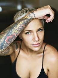 A mű a már nem szingli énekesnő derekát díszíti, fecskéket és egy mikrofont ábrázol. Toth Gabi Nonoka Imadlak Koszonom A Pillakat Es A Fotot Is Nono Lashes And More Facebook