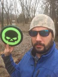 What is the best way to keep hands dry during disc golf?