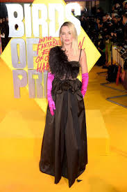 She took the natural next exit on the freeway to the career of a young actress by starring in a romantic dramedy with a major movie star. Imonation On Twitter Margot Robbie In Dries Van Noten Styled By Kate Young I