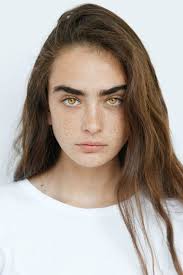 Alexandra Jalen Leon Long And Messy Curls A Dark Brown With Reddish Undertones A Long Face With High Chee Amber Eyes Brown Hair And Freckles Face Aesthetic