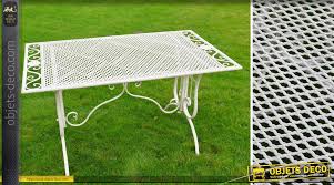 Sur votre terrasse ou dans votre jardin, l'intérêt d'une table d'extérieur est tout naturel. Table Basse De Jardin En Metal Et Fer Forge Coloris Blanc Antique