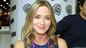 النجمة إميلي بلانت حائرة في اختيار اسم لابنتها