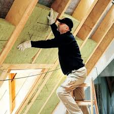 Eine Dachdammung In Form Einer Zwischensparrendammung Fur Das Schragdach Wird Mit Dem Richtigen Dammstoff Zur Perfekten Schutzhaube Schragdach Dach Dammen Dach