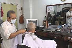 Tidak ada lagi isu, kedai (gunting) rambut tidak dibenarkan operasi, katanya pada sidanng media di putrajaya hari ini.sebelum ini, ketua pengarah menteri kanan (kluster keselamatan) ismail sabri yaakub hari ini menjelaskan bahawa operasi perniagaan kedai gunting rambut dan cermin mata. Asyiknya Gunting Rambut Sambil Layan Lagu Dari Piring Hitam Astro Awani