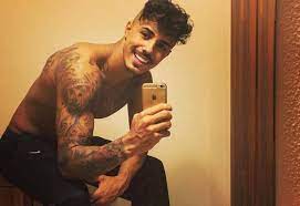His birth sign is scorpio and his life path number is 9. Amando Mulher Misteriosa Mc Livinho Revela Ja Fui Viciado Em Mulheres Fotos R7 Programa Da Sabrina