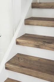 Weisse Treppe Mit Holzstufen Diy Teppich Moderne Stiegen Keller Deko Ideen Treppe Holz