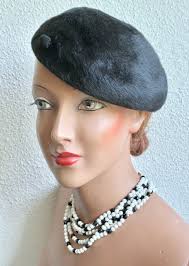 Schwarzes Vintage Filz-Beret mit Hutnadel (Gebraucht) in Kloten für CHF 20 