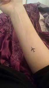 Small Airplane Tattoo On The Arm Flugzeug Tattoo Ideen Traumfanger Tattoos Flugzeug Tattoo