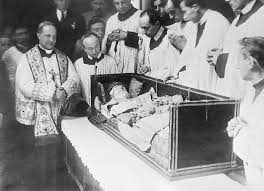 Catholics View The Preserved Body Of Saint Philip Neri During A Pilgrimage To Rome St Philip Neri Saint Philip Catholic Saints