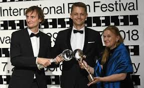 The kviff meaning is karlovy vary international film festival. Kviff 2018 Filmovy Svatek Ve Varech Ovladli Barbari Bartoska Ocenil Levinsona Hanzlika A Pattinsona Informuji Cz