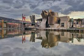 Este probabil, de departe, construcţia cel mai uşor de recunoscut din bilbao. Bilbao Guggenheim Museum From San Sebastian Tiqets