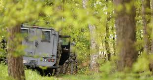 De klopjacht op de zwaarbewapende belgische militair jurgen conings, die een belgische viroloog al verschillende keren met de dood bedreigde, heeft ook vannacht niets opgeleverd. Belgie Zet Leger In Bij Zoektocht Naar Gewapende Militair Nrc