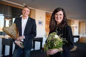 .partiledare har miljöpartiet valt att ha två språkrör (medan alla andra partier har en partiledare). Darfor Har Miljopartiet Sprakror Istallet For Partiledare