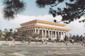 The chairman mao memorial hall, commonly known as the mausoleum of mao zedong, is the final resting place of mao zedong, chairman of the politburo of the communist party of china from 1943 and the chairman of the communist party of china from 1945 until his. Chiny Pekin Mauzoleum Mao Tse Tung Mao Zedong 7530035841 Oficjalne Archiwum Allegro