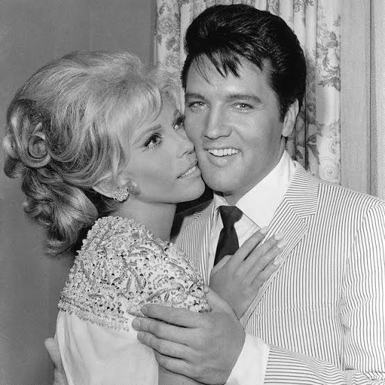 Nancy Sinatra và Elvis Presley trên trường quay phim Speedway, 1967 : r/OldSchoolCool