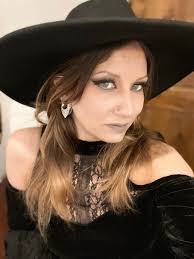 Darcy Cox's Instagram, Twitter & Facebook