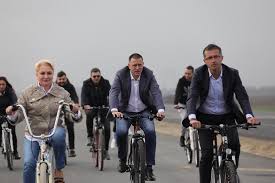 No thanks, take me back to the meme zone! Viorica DÄƒncilÄƒ Pe BicicletÄƒ In Vizita La News Ro