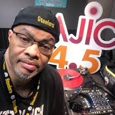 The Patriots chose Tom Brady to be the first employee in franchise history  to be honored with a statue. He used the moment to smoosh a delicious  one-liner into the faces of