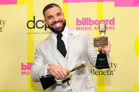 The ceremony was broadcast live from nbc, and was hosted by nick jonas. Drake So Extravagant Feiert Er Seinen Billboard Music Award Gq Germany