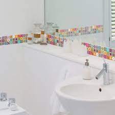 Intuitivement, sens horizontal pour agrandir et vertical pour donner une impression de hauteur. Carrelage Adhesif Les Meilleurs Modeles Pour Votre Salle De Bain