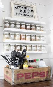 Idee Pour Un Rangement Epices Mural Gain De Place Petites Etageres Blanches Fixees Sur Le Lambris Mural Ikea Gewurzregal Organisierte Kuche Ikea Organisation