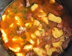 Siebenburger Porkolt Mit Nockerl Rezepte Rumanisches Essen Nockerl