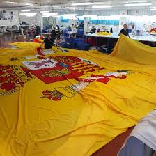 Fabricamos banderas en cualquier medida, si necesita tamaños distintos de los indicados, quiere personalizarlas o una confección especial, puede consultar precios enviándonos un correo a info@banderasysoportes.com. Fabrican La Bandera Mas Grande De Espana Para Vox