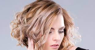 Varianten in der struktur, wie ein lockiger shortcut bei glattem pony oder sleeke kurzhaarfrisuren bei fransiger stirnpartie, sorgen für extra raffinesse. Lockenfrisuren Unsere Top Im 20 April 2021 Friseur Com