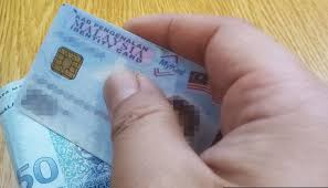 Kad pengenalan ibu dan bapa (salinan hendaklah disahkan). Tak Bawa Ic Boleh Sebabkan Anda Didenda Sehingga Rm20 000 Dan Dipenjara 3 Tahun