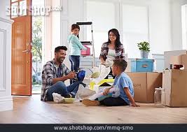 Der mietvertrag für die erste eigene wohnung ist unterschrieben, der einzug steht bevor. Familie Wohnung Einzug Lizenzfreies Bild Mmq Smo Shotshop Bildagentur