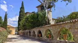 Un 7 d'or l'a consacré meilleure émission culturelle. Le Chateau De Berne Var Youtube