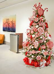 Candy Themed Christmas Tree In 2020 Red Christmas Decor Christmas Tree Inspiration Candy Christmas Tree