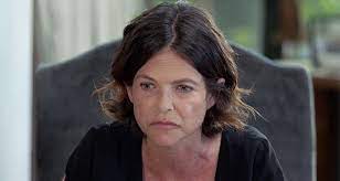 Laurence fait appel aux services du profiler marc véry pour aider les policiers à démasquer le tueur en série qui s'attaque aux femmes infidèles. Laurence Moiret Wiki Demain Nous Appartient Fandom