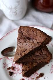 Chocolate is a preparation of roasted and ground cacao seeds that is made in the form of a liquid, paste, or in a block, which may also be used as a flavoring ingredient in other foods. Recette Facile De Gateau Fondant Au Chocolat
