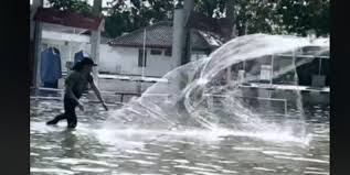 Sejak kemunculannya, aplikasi tiktok memang memiliki peminatnya sendiri. Viral Aksi Orang Jala Ikan Di Tengah Banjir Ini Curi Perhatian Merdeka Com