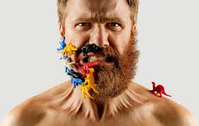 Paulistano preenche metade da sua barba com objetos divertidos e inusitados 