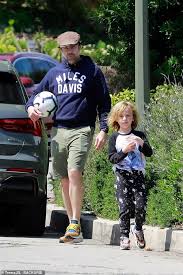 Olivia wilde and jason sudeikis enjoy beach day with kids in hawaii. Olivia Wilde And Jason Sudeikis Take Their Kids Out For A Picnic Day Daily Mail Online