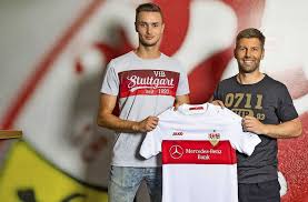 Sasa kalajdzic vom vfb stuttgart (re.). Sasa Kalajdzic Zum Vfb Stuttgart Der Wunschsturmer Ist Endlich Da Vfb Stuttgart Stuttgarter Nachrichten