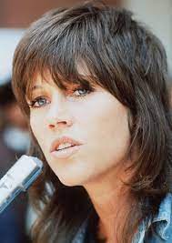 In Den 70er Jahren Zeigt Sich Jane Fonda Mit Einem Stufenschnitt Mit Pony Stufenschnitt Mit Pony Frisur Pony Lang Ponyfrisuren