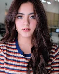 Kapag may problema ka, manalangin ka lang. Dimo kailangang ipost sa  facebook, dika naman matutulungan nyan. Pagtsitsismisan kapa.