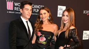 You're invited to be a part of all things sofia; Multitalent Sofia Vergara Schneidet Ihrer Nichte Die Haare Promiflash De
