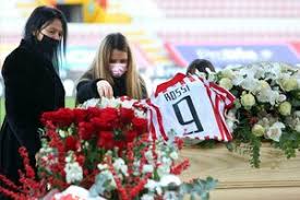 Khởi đầu sự nghiệp trong màu áo juventus từ 1974, paolo rossi thi đấu nổi bật và dính đến scandal cá cược bóng đá rúng động năm 1980. Paolo Rossi I Funerali A Vicenza Gli Azzurri Del Mundial Portano La Bara Cabrini Non Ti Lascero Andare