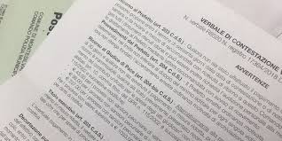 Alcuni dicono che il ritiro della patente avviene in flagranza di reato a cura non c'è scritto di presentarsi al comando, solo come pagare la multa ed non c'è scritto nulla riguardo alla sospensione della patente e modalità per la sospensione non mi preoccuperei, ci sono 100 modi per evitarla. Contravvenzione