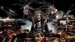 Également surnommé mangeur de cactus, joey jordison est principalement connu pour être le batteur du groupe de nu metal slipknot de 1995 avant de laisser sa place à jay weinberg, âgé de 24 ans (en 2014) ; Vd0z9ogolo8obm