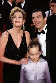 José antonio domínguez bandera (born august 10, 1960), known professionally as antonio banderas, is a spanish actor, singer, film producer and director. Melanie Griffith Antonio Banderas Und Ihre Tochter Die Ankunft Bei Den Academy Awards Marz 2000 Celebrity Fruugo Lu