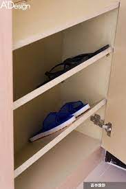 鞋櫃通常安排在一進門處 或樹立在玄關區重要的位置 因應不同的格局和大小 鞋櫃的樣式和機能性也會有所不同 看看這些鞋櫃不同型式的鞋櫃設計 是不是也有你家適合的呢 趕快學下來 等到下次要裝修時 就很好用唷 case1 上下櫃門後區塊善用樑下深度並搭配透明