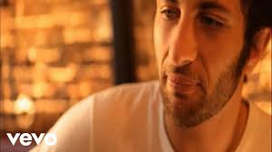 J'ai les souvenirs qui toussent et la mémoire qui bégaie le temps a filé en douce sans m'en parler et j'ai beau faire au mieux, j'ai beau sans cesse essayer ce que j'ai vu de mes yeux s'est délavé toi le rire de mon enfance toi l'odeur de mon école toi mon amour, perdu d'avance. Guillaume Grand Toi Et Moi Youtube