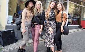 Junge männer und frauen verbreiten als influencer*innen verschwörungstheorien und hassbotschaften und erreichen teilweise hunderttausende menschen. Influencerinnen Begleiteten Den Einkaufsbummel