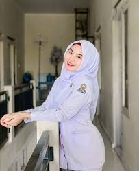 Tampak jelas, dengan baju seragam sekolah membuat kerapian dalam barisan. Desain Baju Cantik Modern Baju Ibi